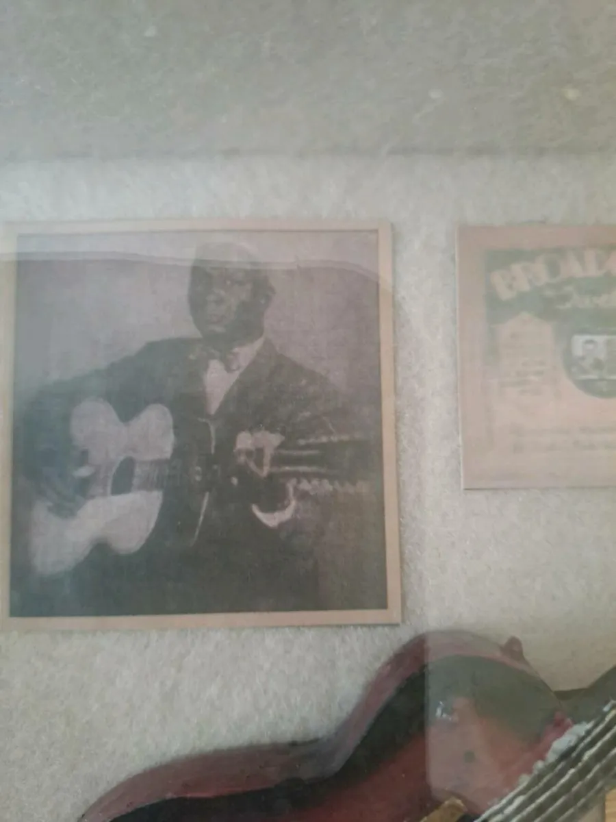 Display of guitars + artists - Image 3