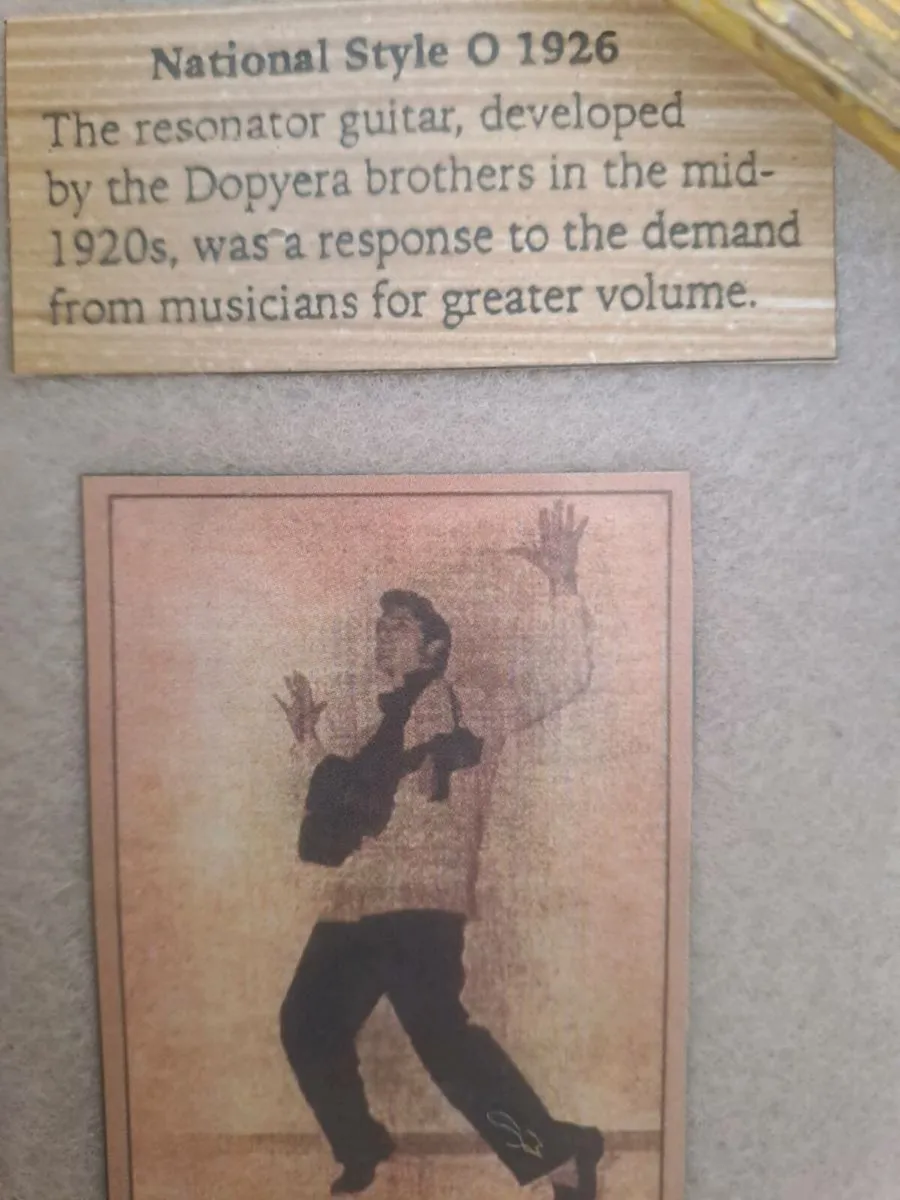 Display of guitars + artists - Image 4