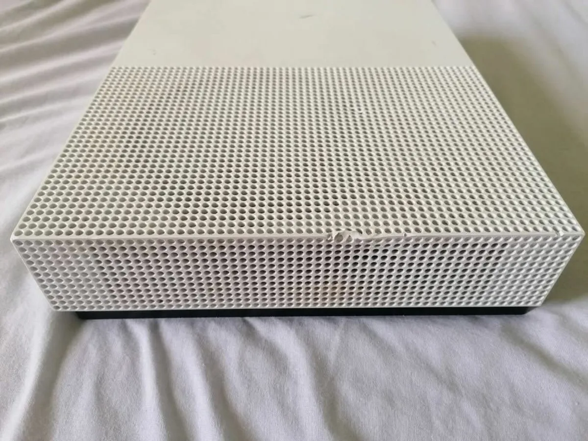 Xbox One S 1TB Console Bundle with Controller - Image 3