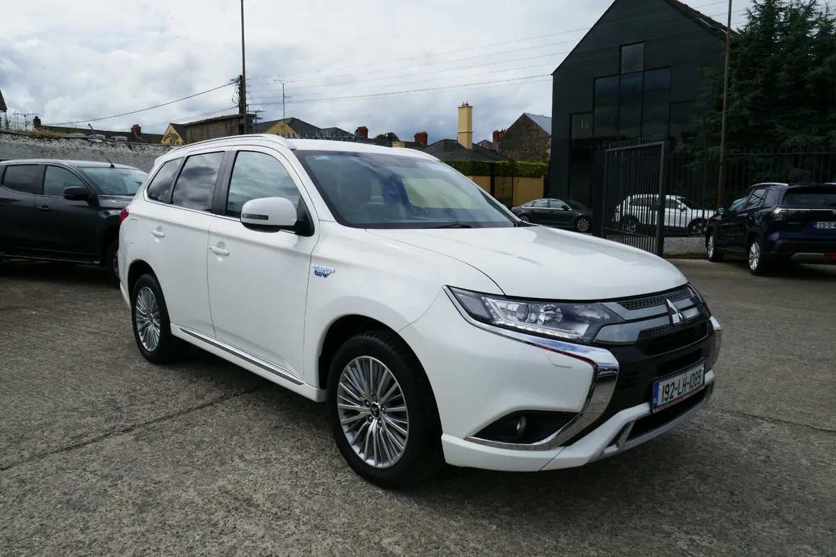 192,MITSUBISHI OUTLANDER 2.4 JURO PHEV S/S 4W 4WD - Image 1