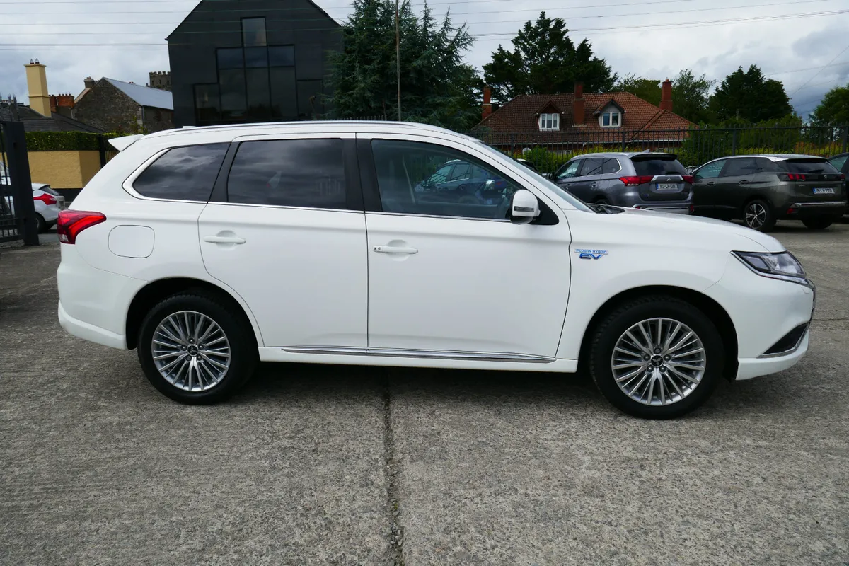 192,MITSUBISHI OUTLANDER 2.4 JURO PHEV S/S 4W 4WD - Image 3