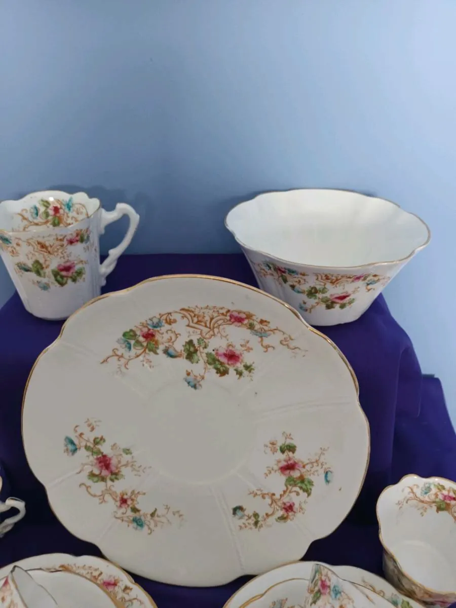 Very Pretty 21 piece  Vintage DUCHESS  Tea Set - Image 4