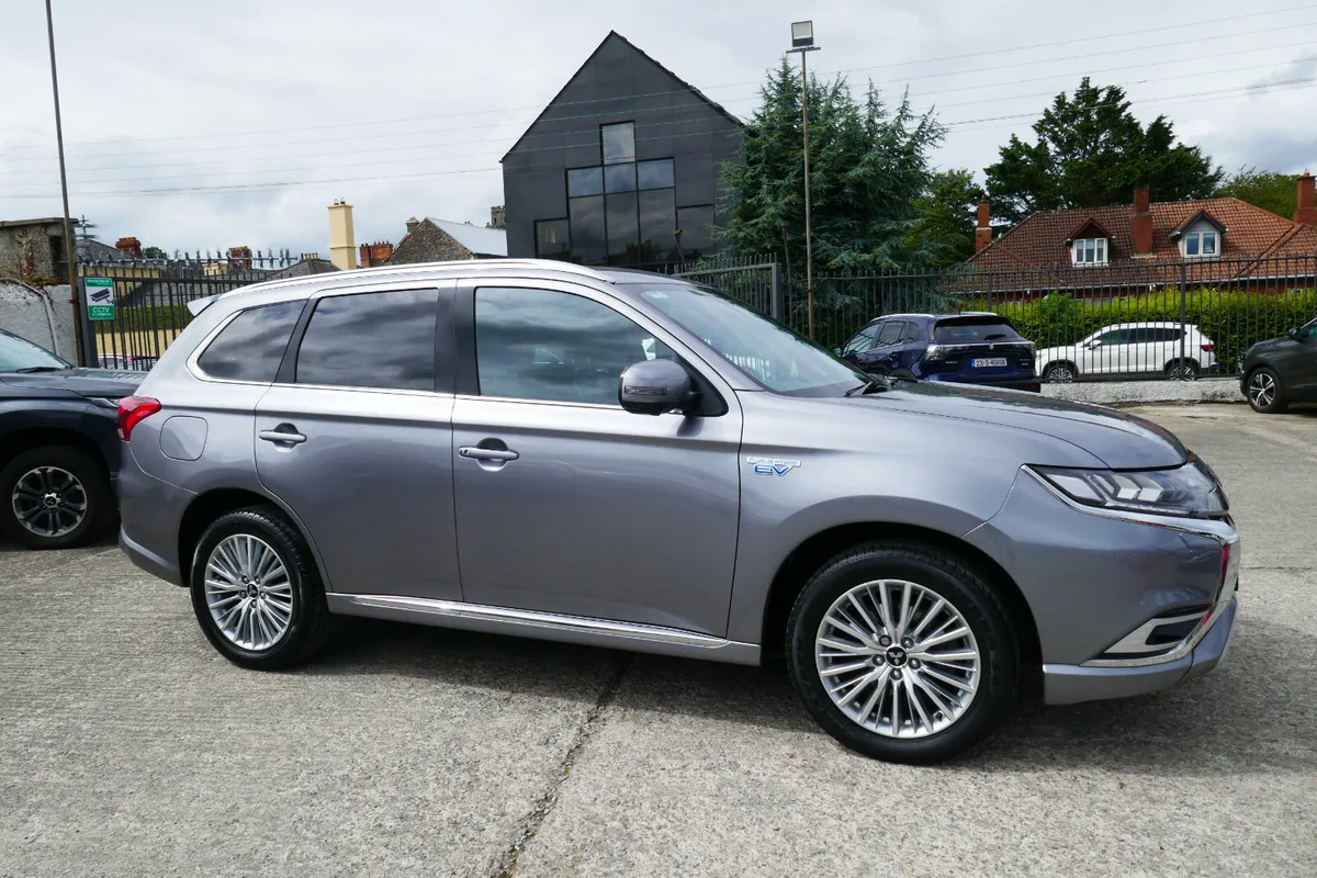182, MITSUBISHI OUTLANDER 2.4 4H PHEV 221BHP 5 5DR - Image 2