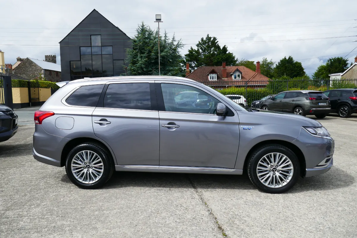 182, MITSUBISHI OUTLANDER 2.4 4H PHEV 221BHP 5 5DR - Image 3