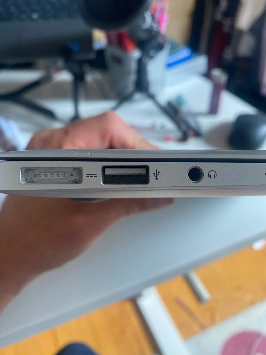 Apple MacBook Air - Image 3