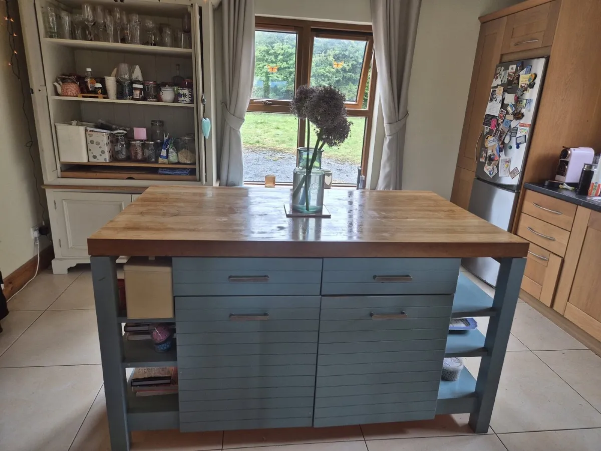 Solid Oak Kitchen Island with stools - Image 1