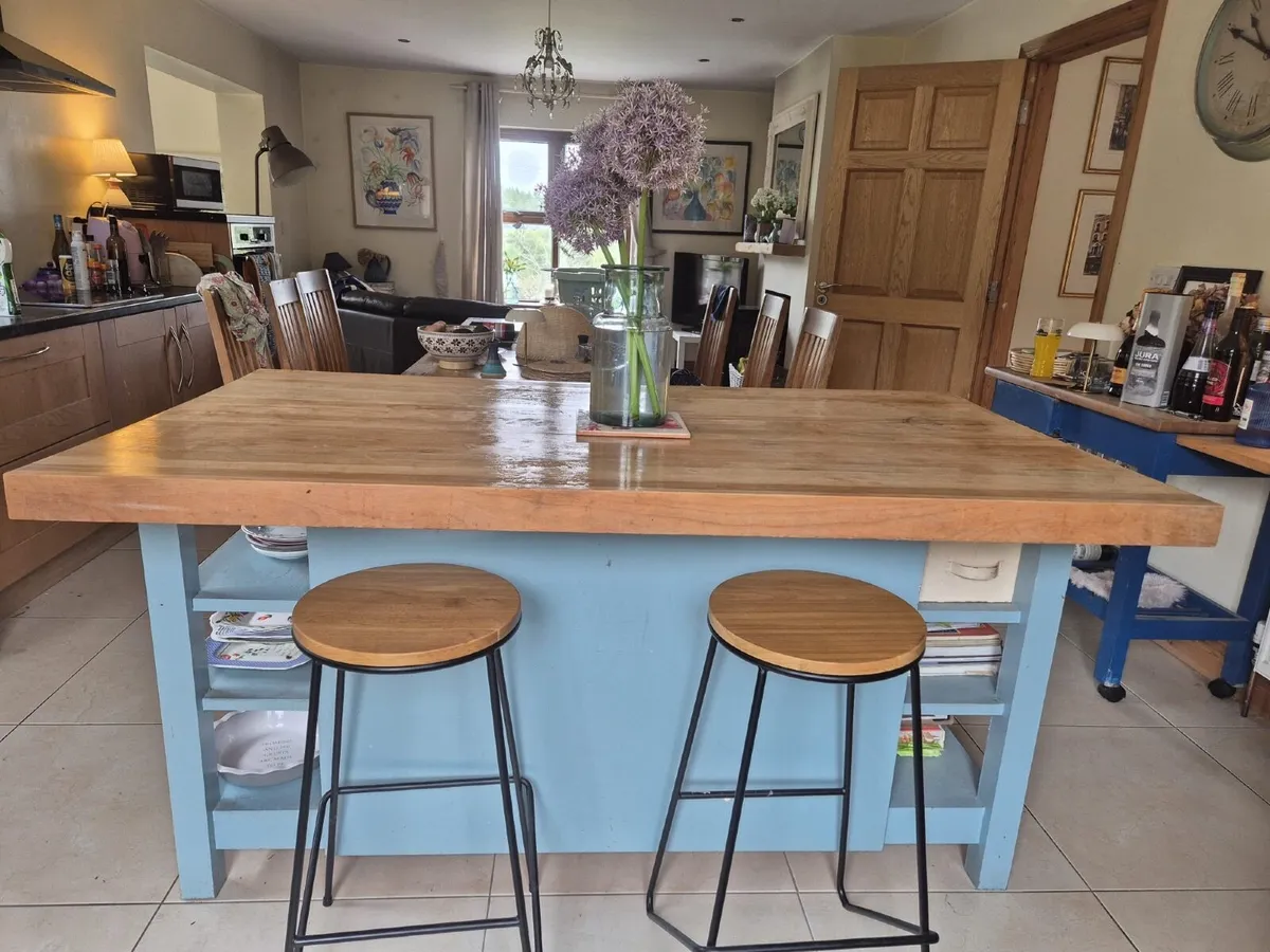 Solid Oak Kitchen Island with stools - Image 3