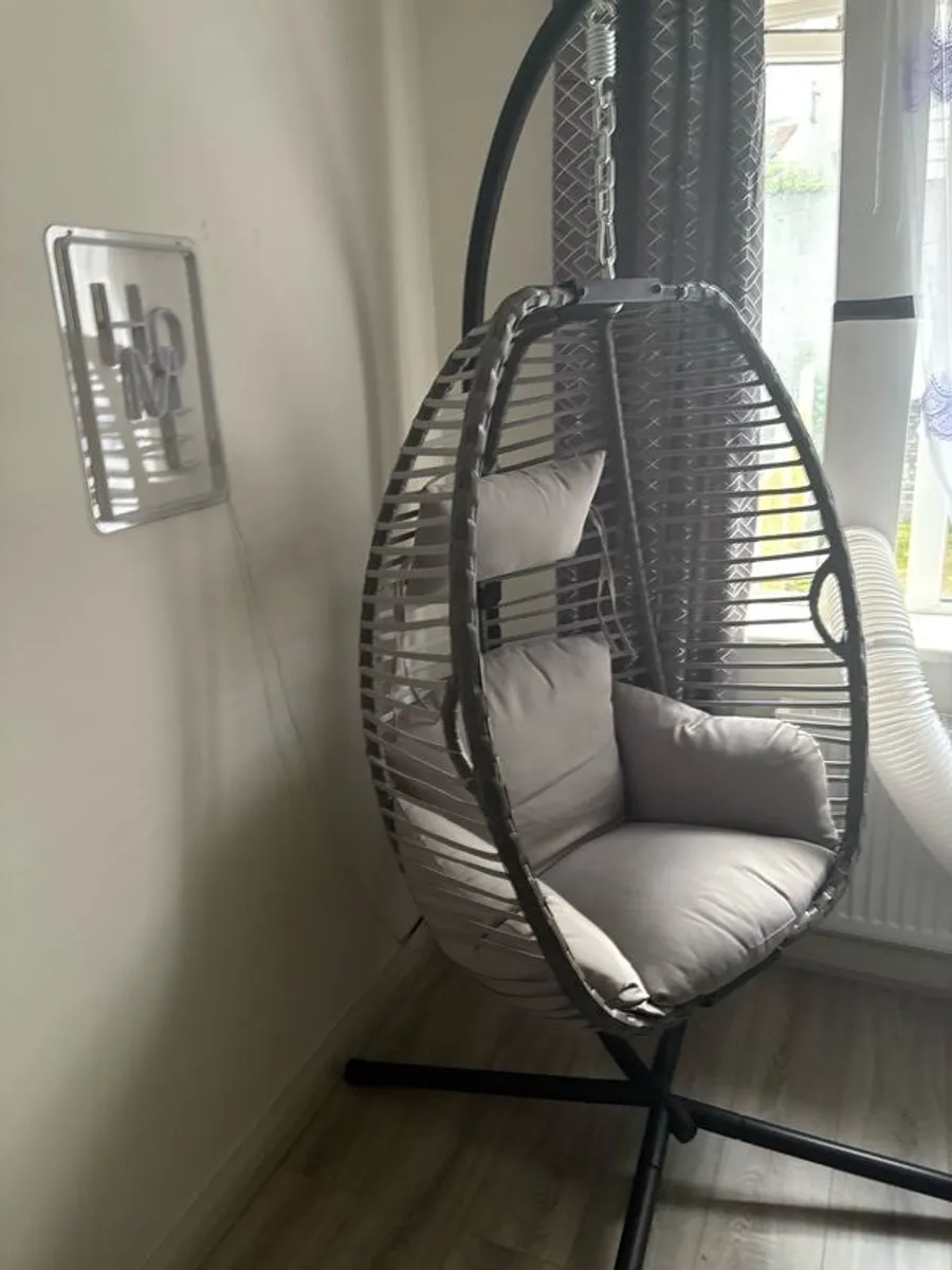 Hanging chair - Image 1