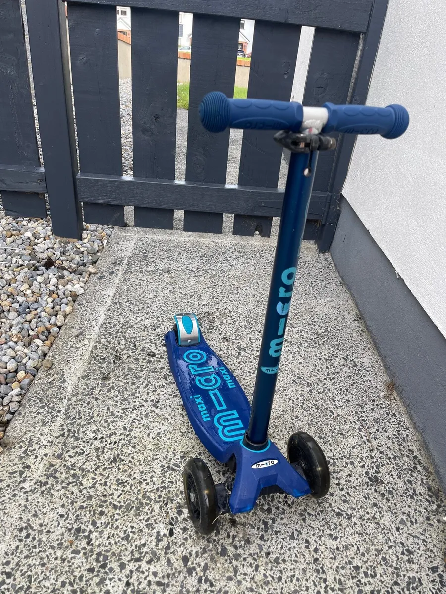 Micro Maxi Scooter Blue - Image 1
