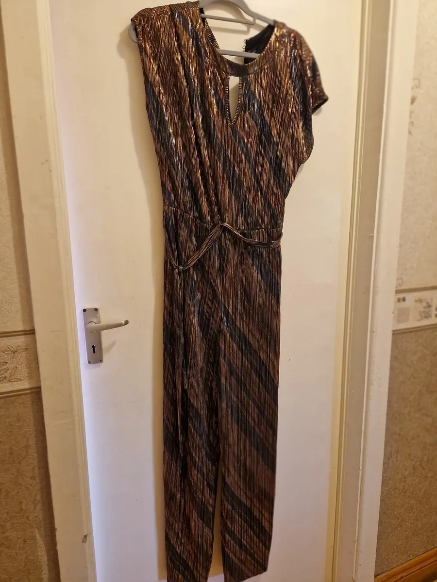 1500 worth of ladies  clothing  Selling for 500 - Image 4