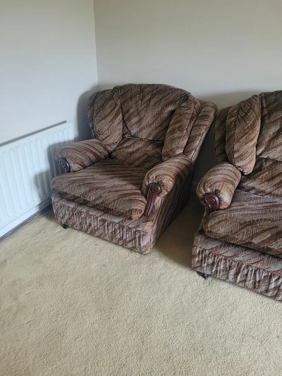 Sofa and two arm chairs - Image 2