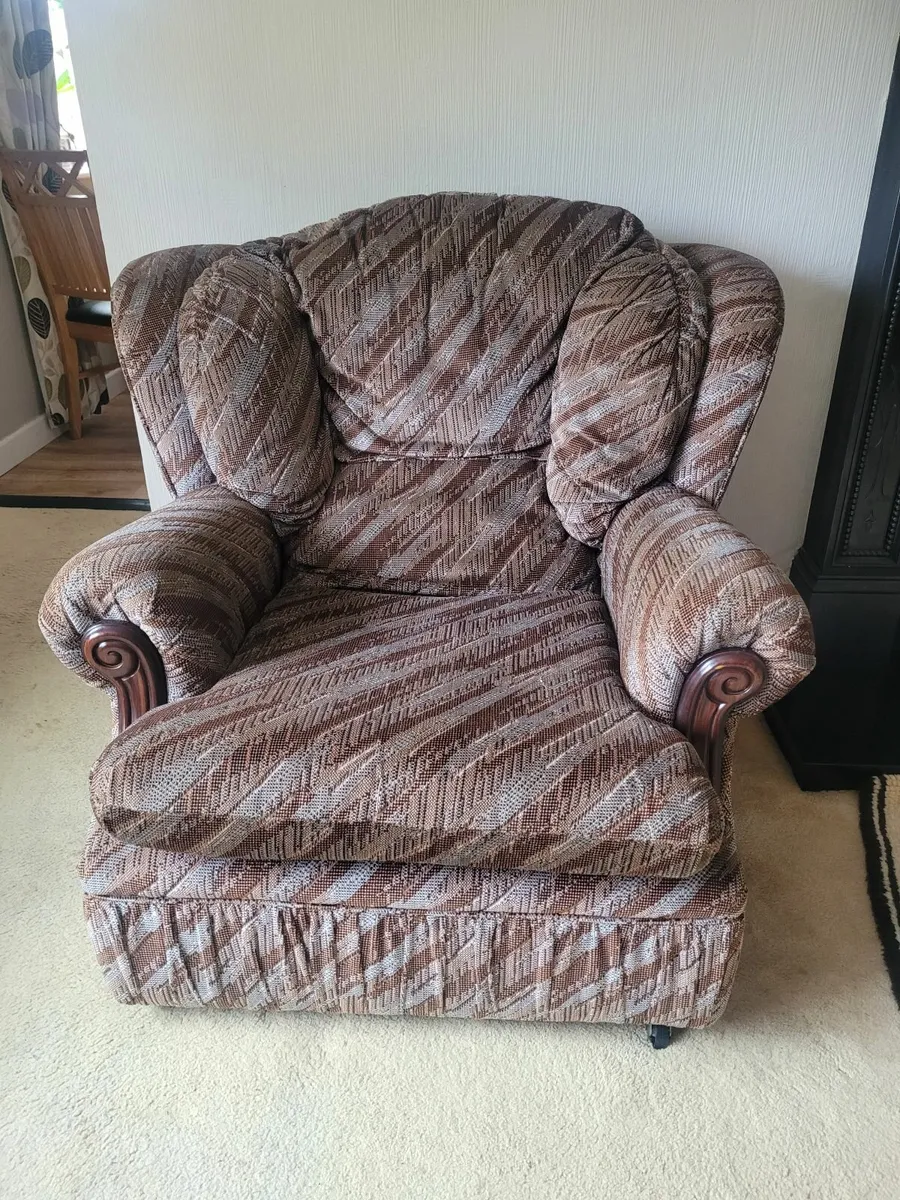 Sofa and two arm chairs - Image 3