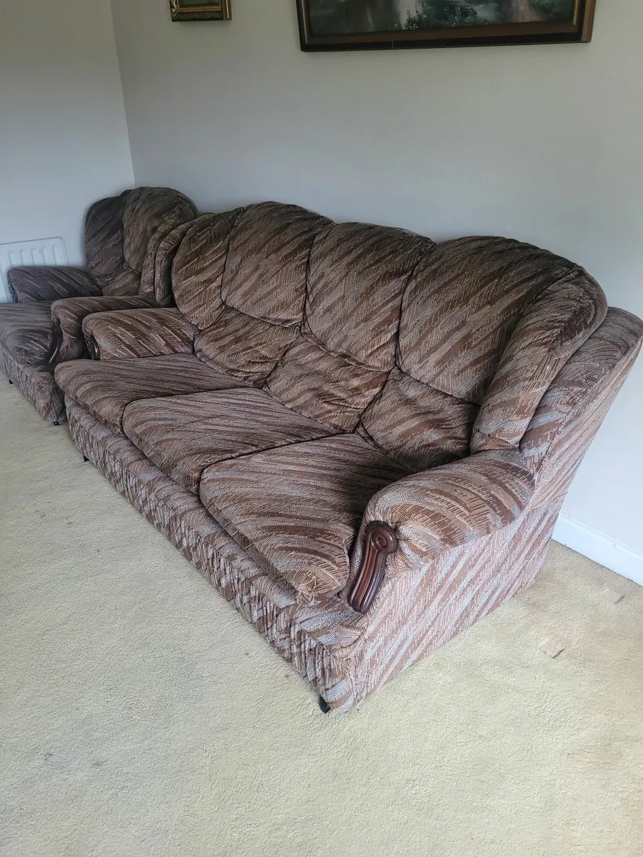 Sofa and two arm chairs - Image 4