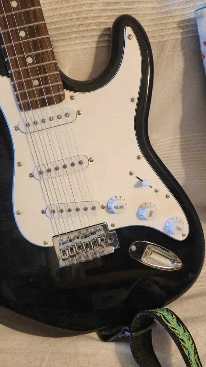 Electric Guitar - Image 4