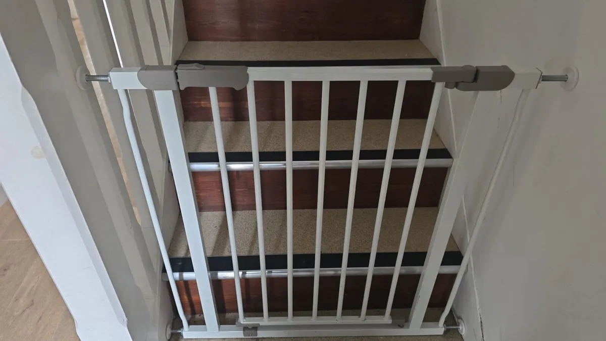 Child safety stair gates - Image 2