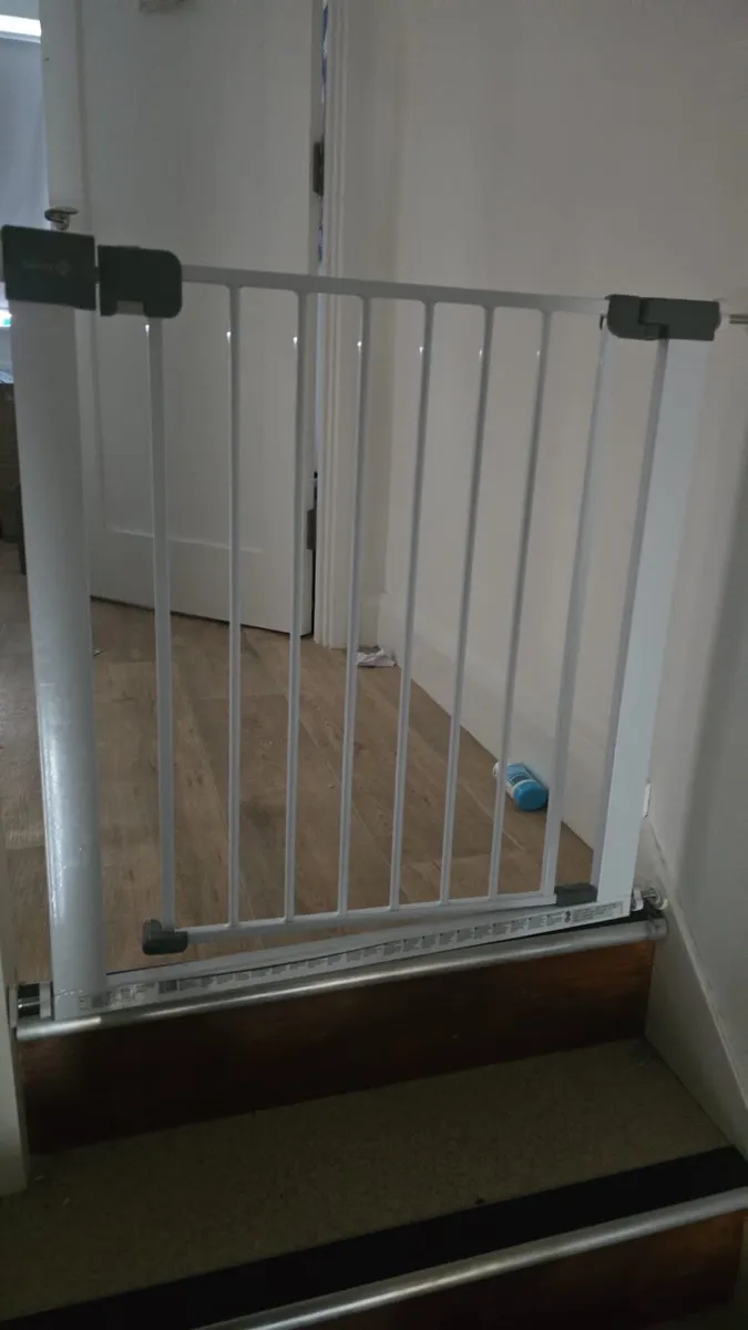 Child safety stair gates - Image 3