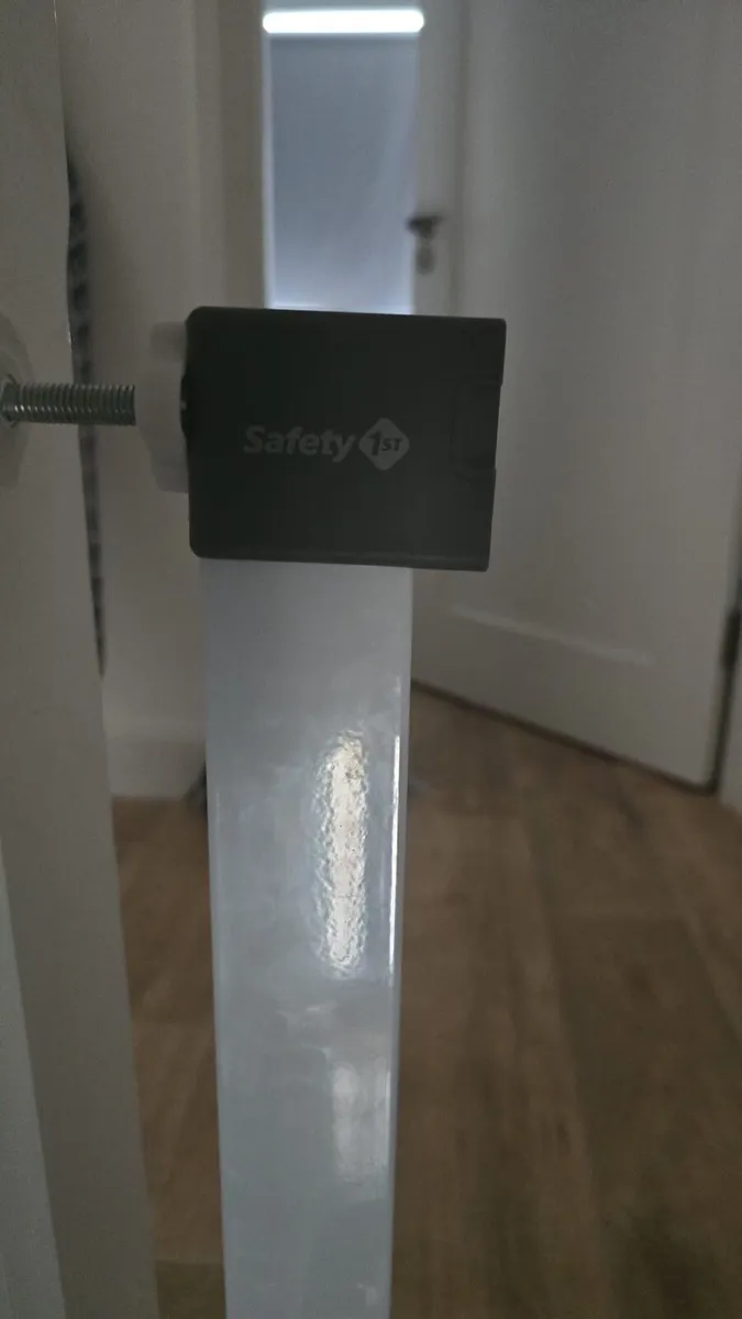 Child safety stair gates - Image 4