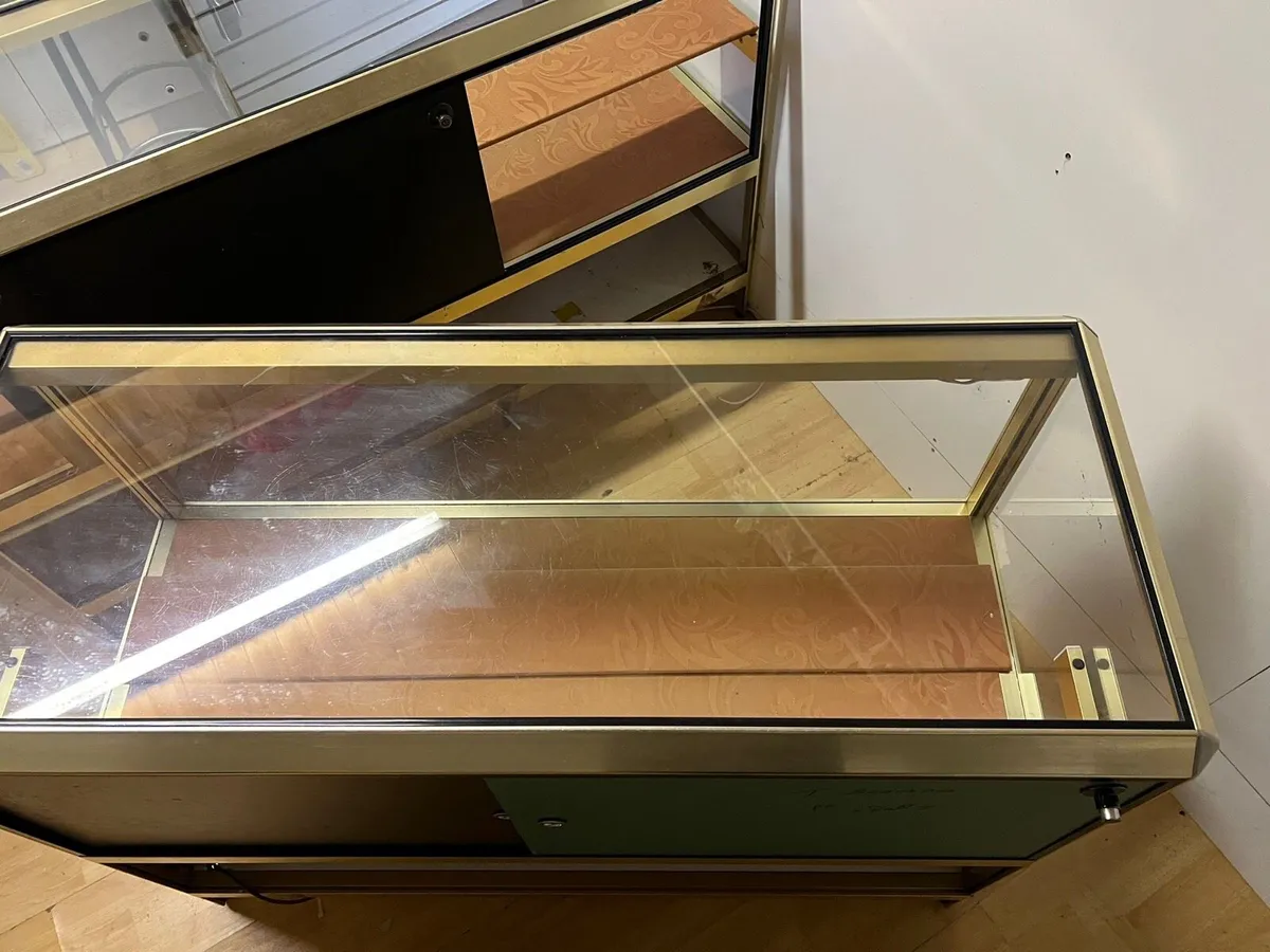 Glass counter - Image 1