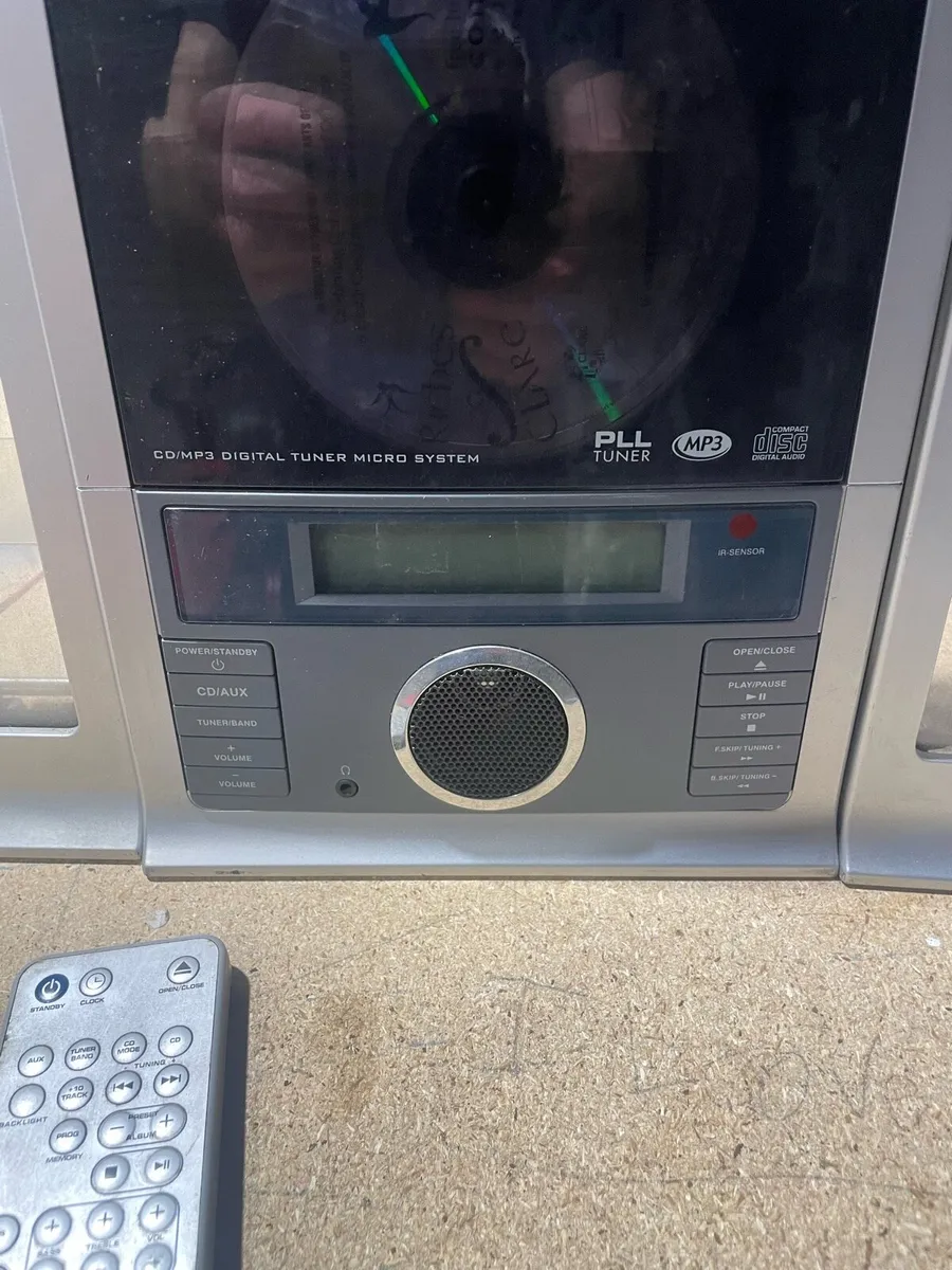 Radio and CD player combination - Image 3
