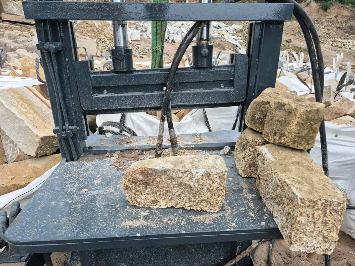 Stone guillotine - Image 1