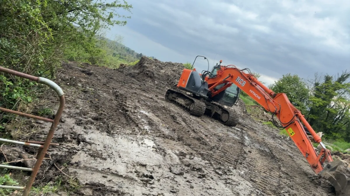 Hitachi zaxis  135 dash 1 - Image 1