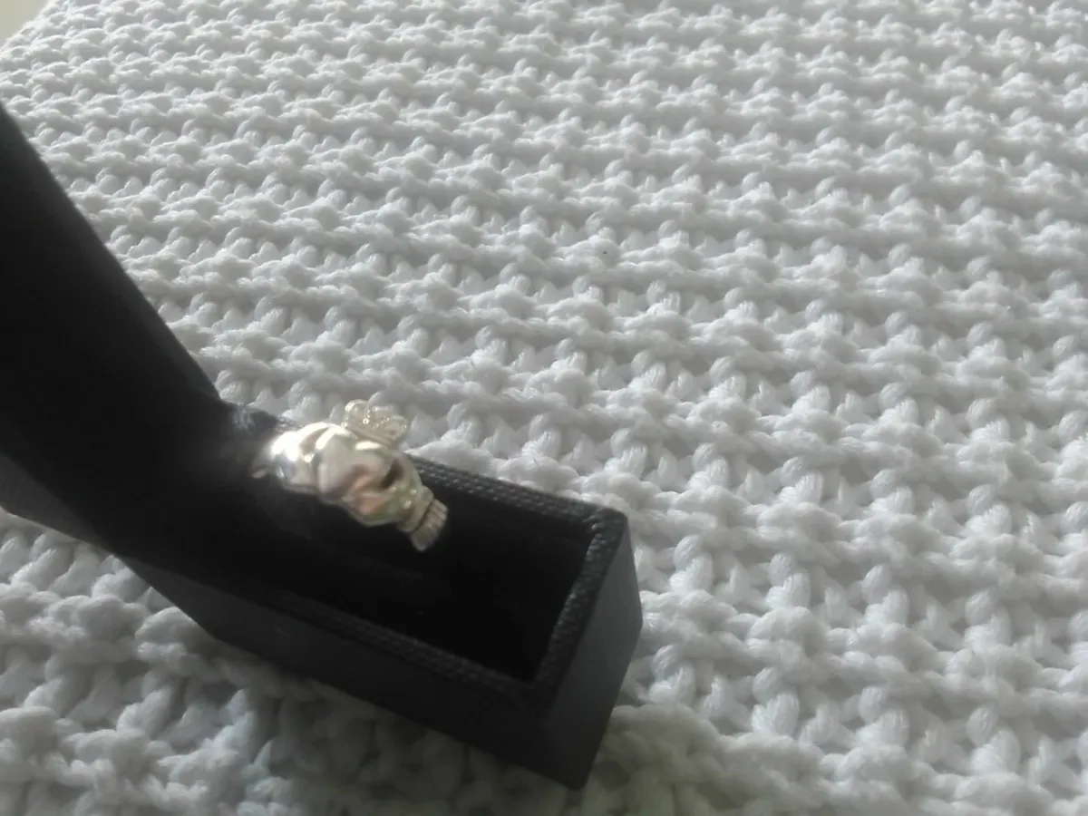 STERLING SILVER HEAVY CLADAGH RING SIZE N - Image 4