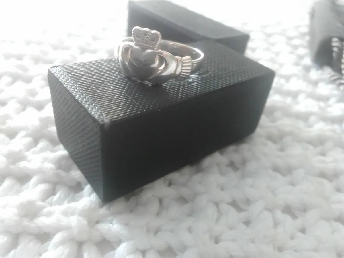 STERLING SILVER HEAVY CLADAGH RING SIZE N - Image 1