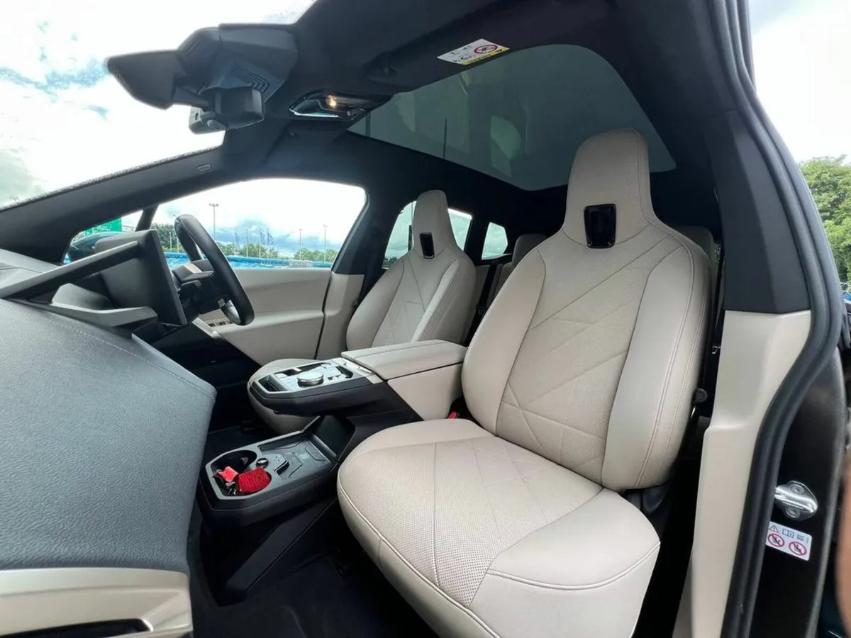 BMW iX M-SPORT XDRIVE40 // PANORAMIC SUNROOF // HA - Image 2