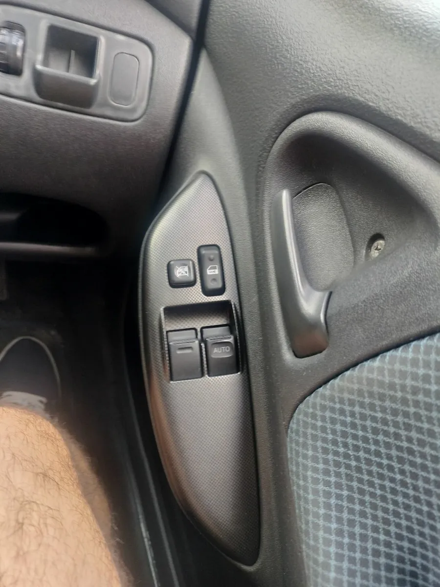 Toyota Yaris 2005 - Image 3