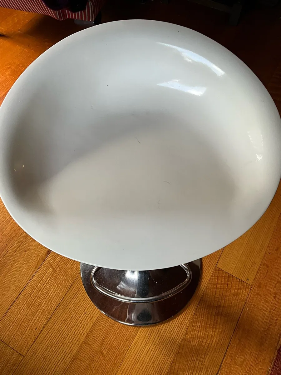 Adjustable height White Swivel Chair. - Image 3
