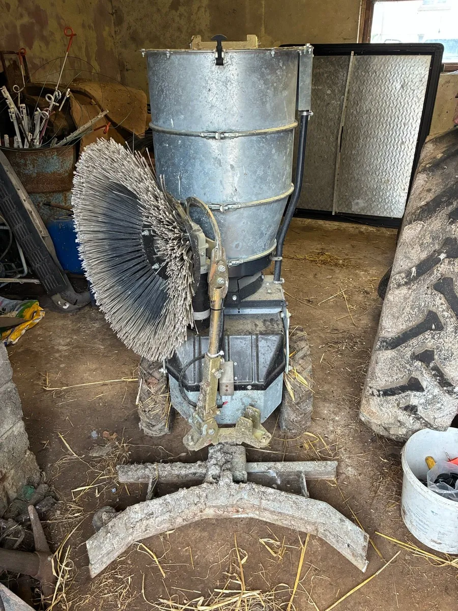 Heitmann cubicle  lime spreader and shaving - Image 1