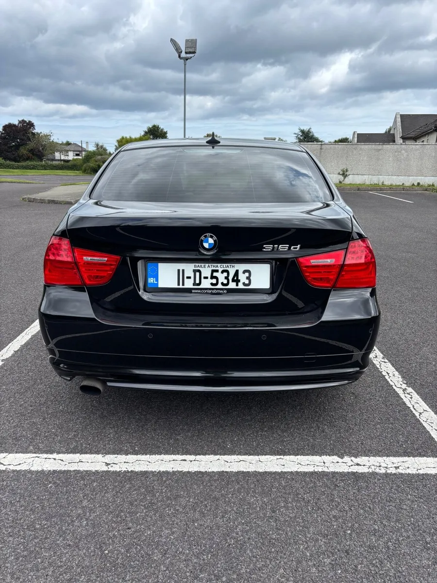 BMW 3-Series 2011 - Image 2
