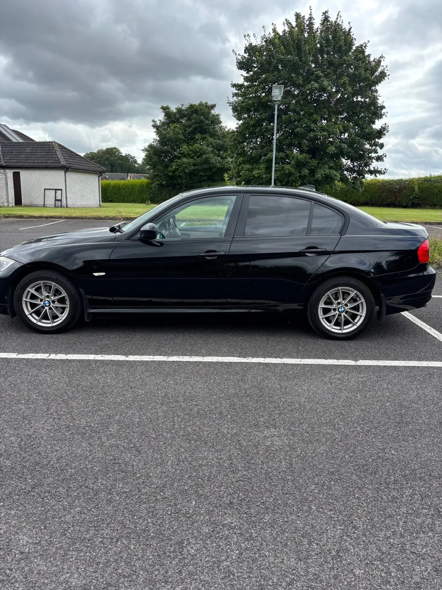 BMW 3-Series 2011 - Image 4