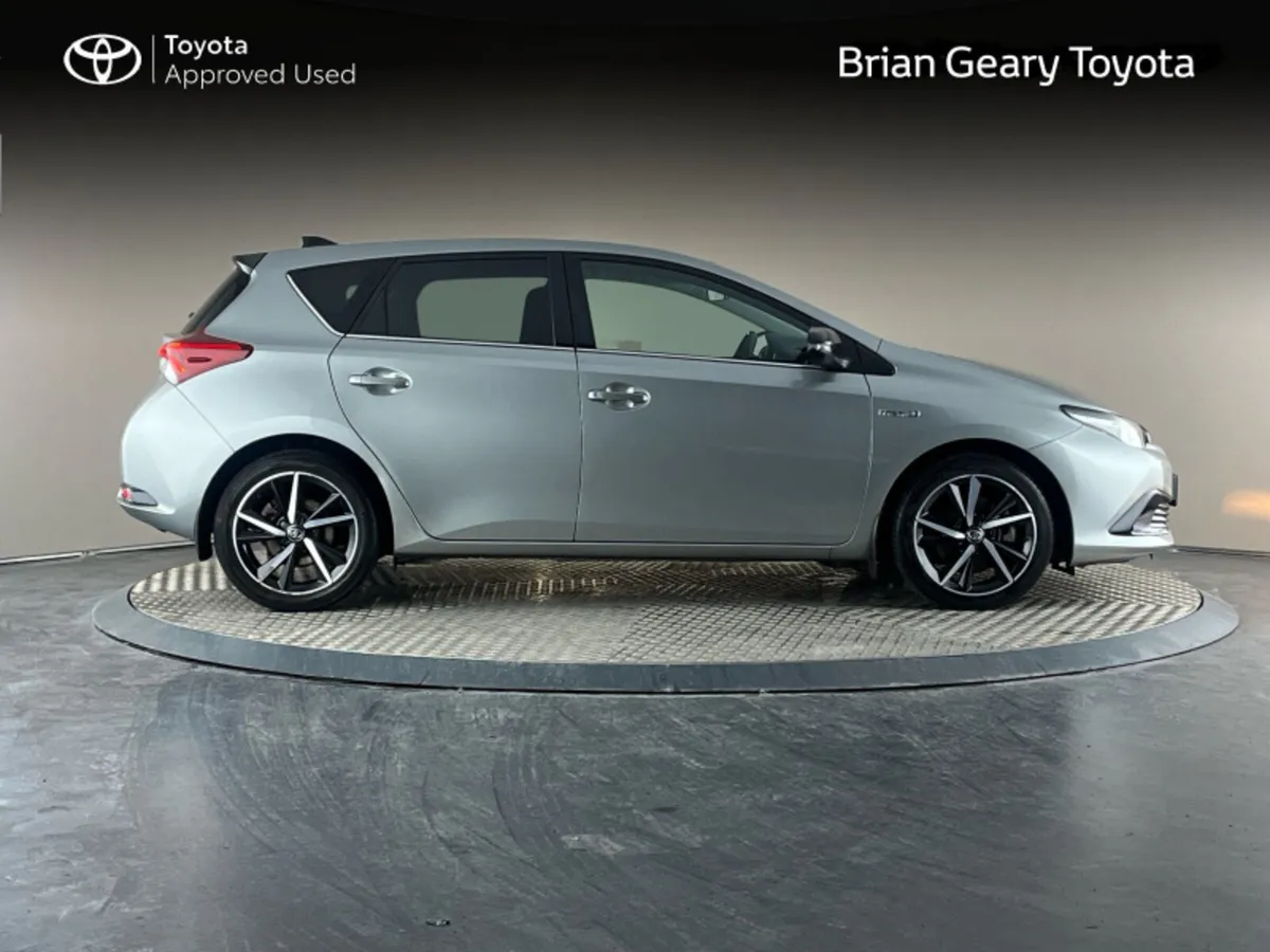 Toyota Auris HYBRID LUNA SPORT - Image 3