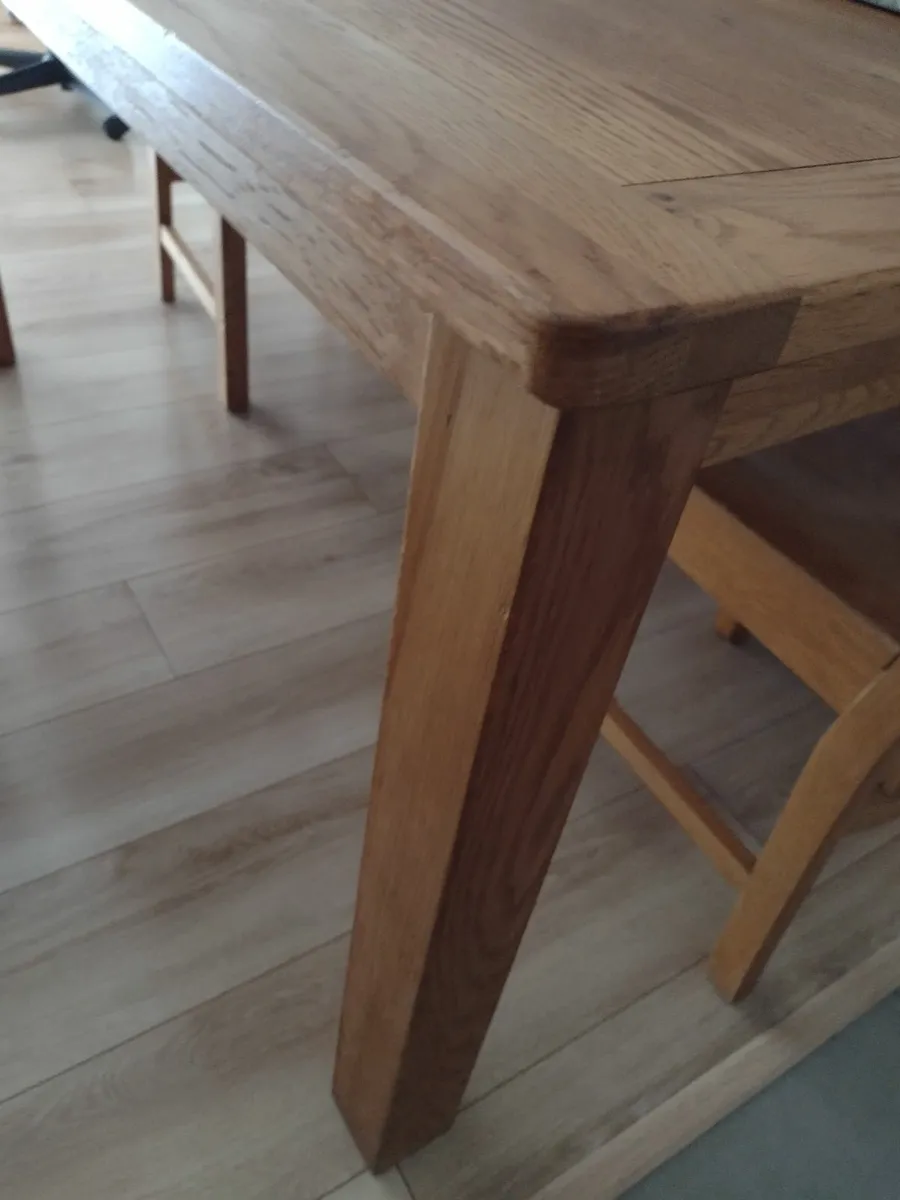 Beautiful EZliving solid Oak dining table - Image 1