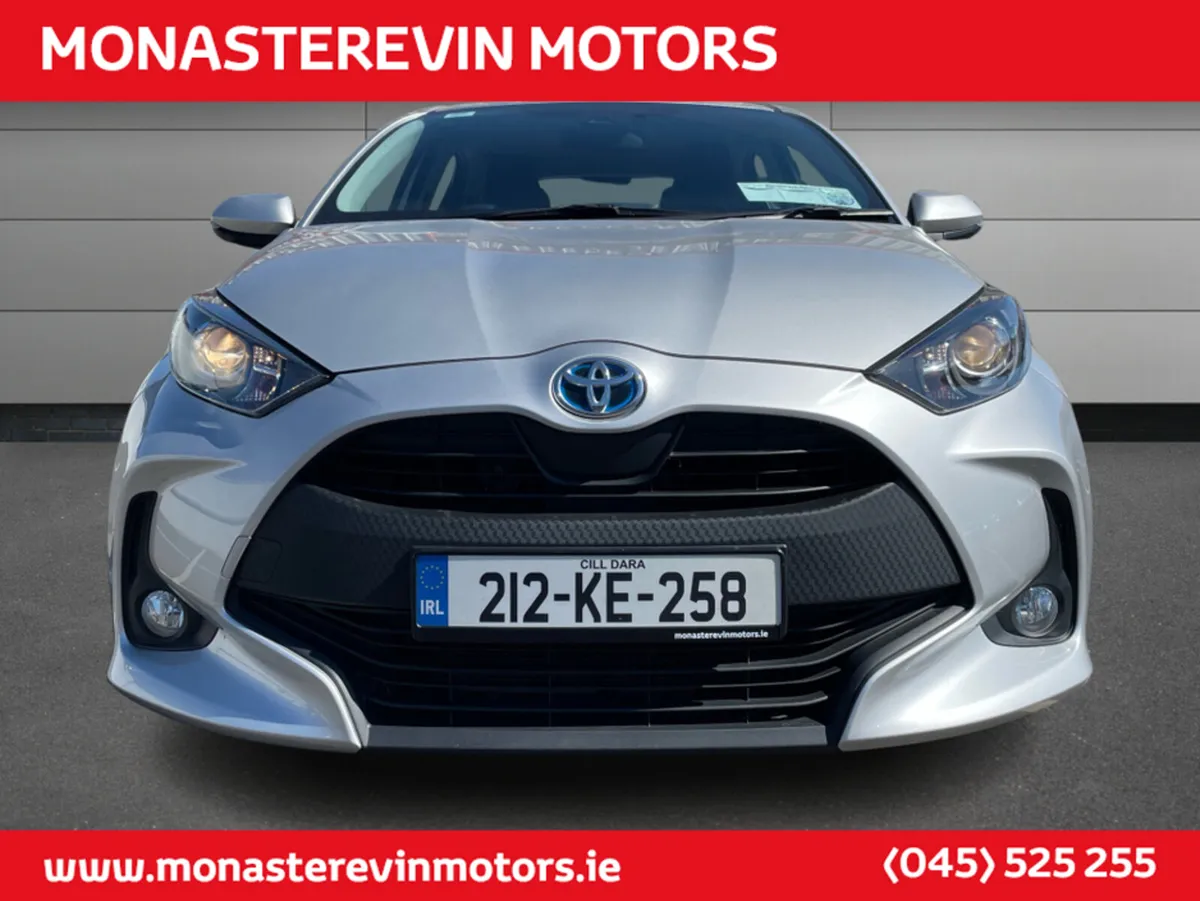 Toyota Yaris HYBRID LUNA 4DR AUTO - APPLE CARPLAY - Image 4