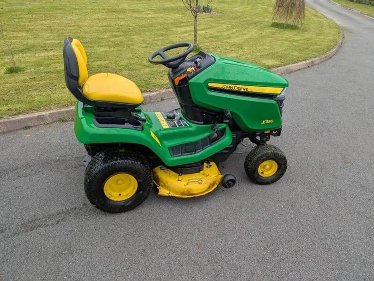 John Deere X350 Ride on Lawnmower - Image 1