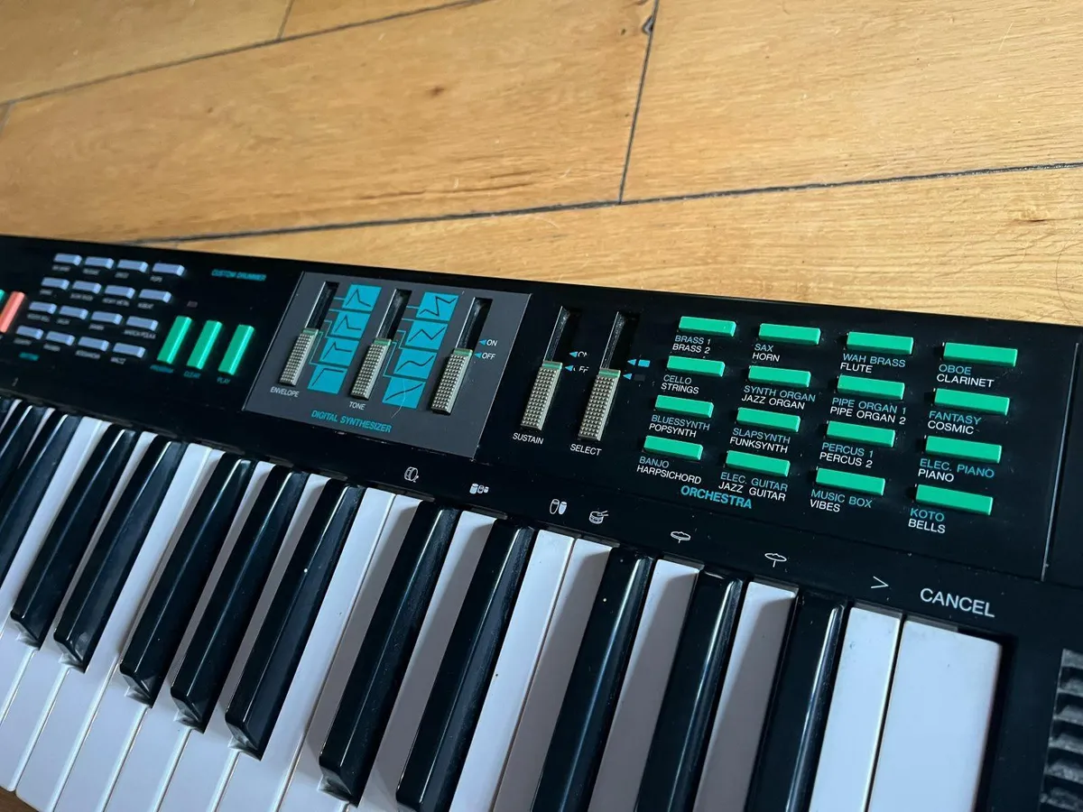 Yamaha PSR-22 electric keyboard - Image 2