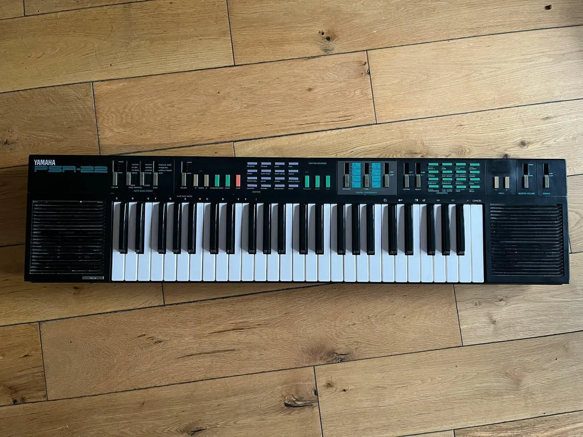 Yamaha PSR-22 electric keyboard - Image 1