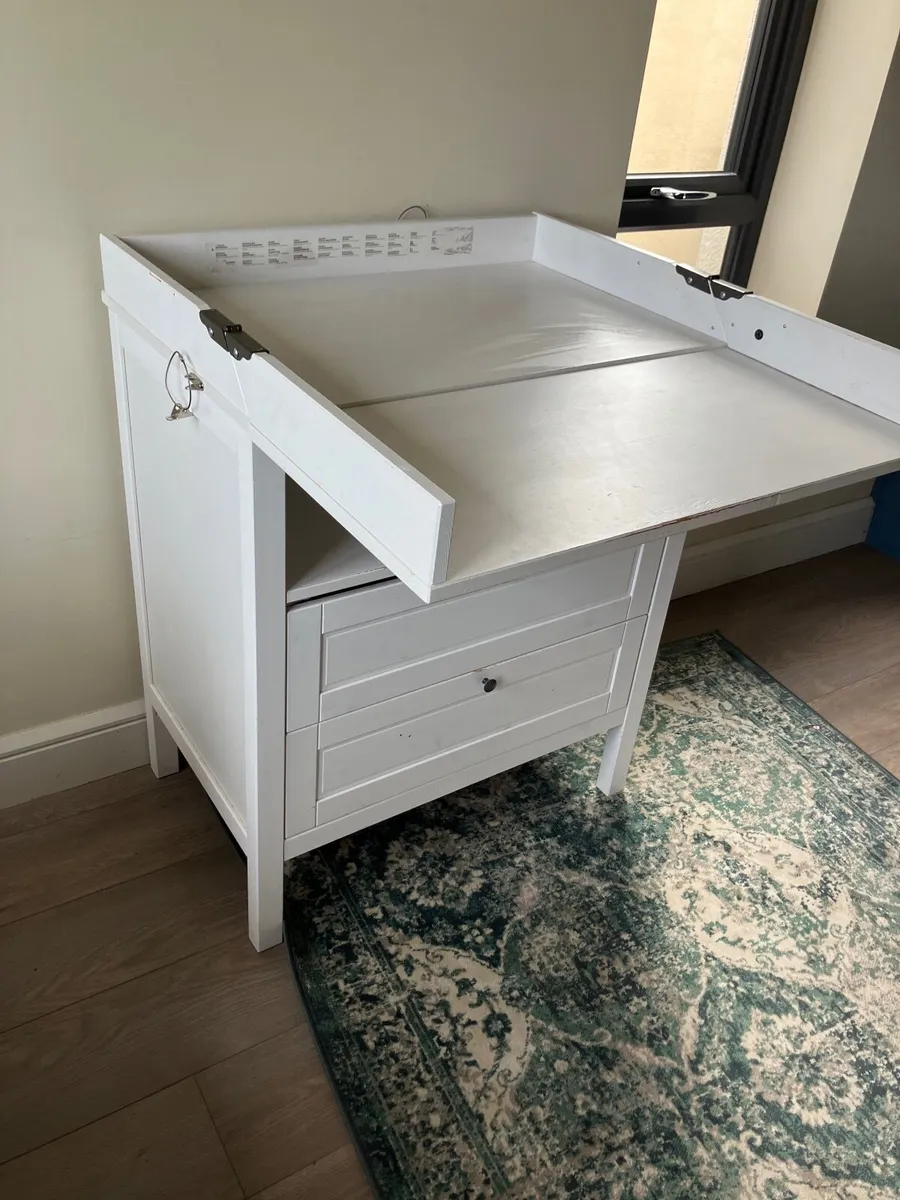 Baby changing table - Image 1