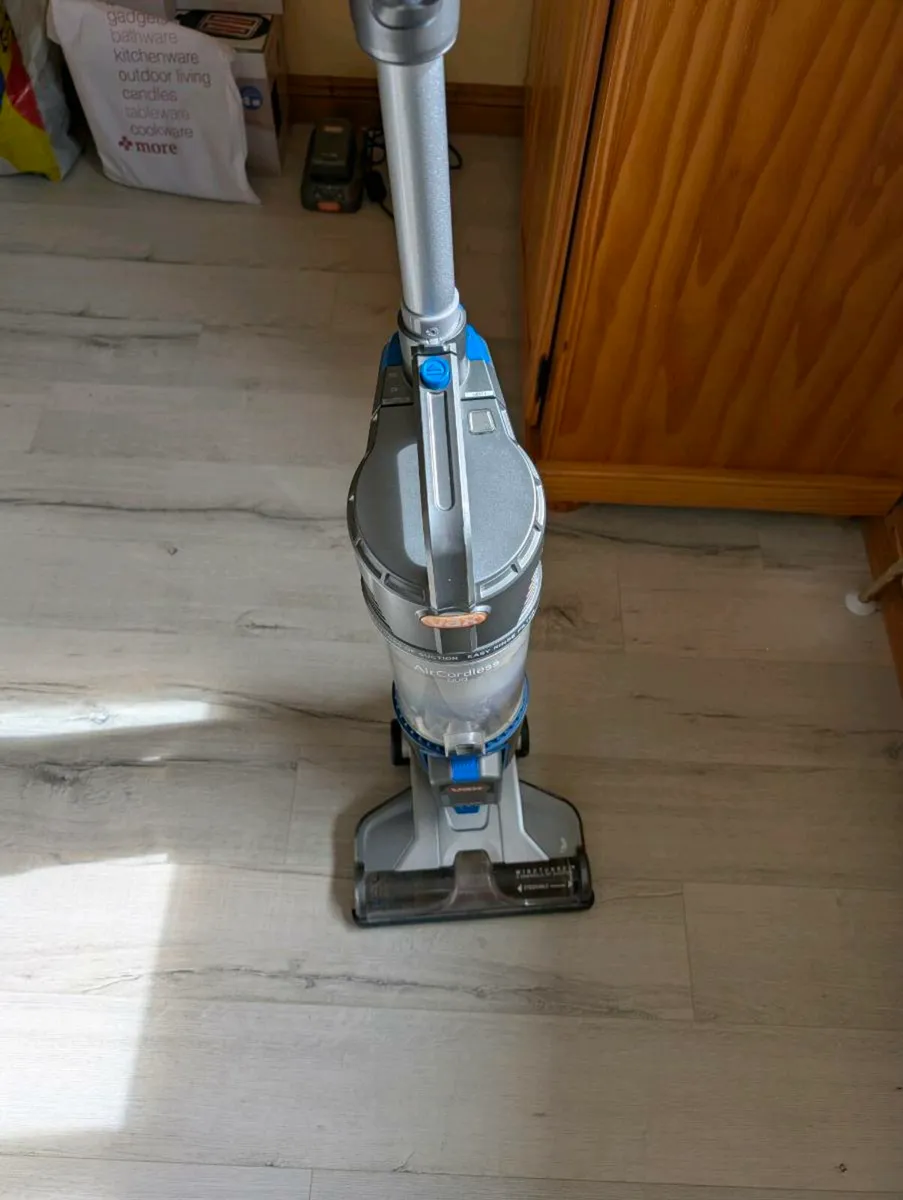 Vax cordless vacuum / hoover - Image 1