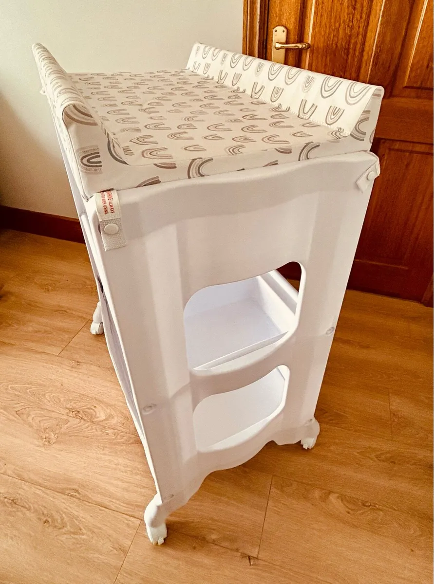 Baby Changing Unit with bath - Image 2