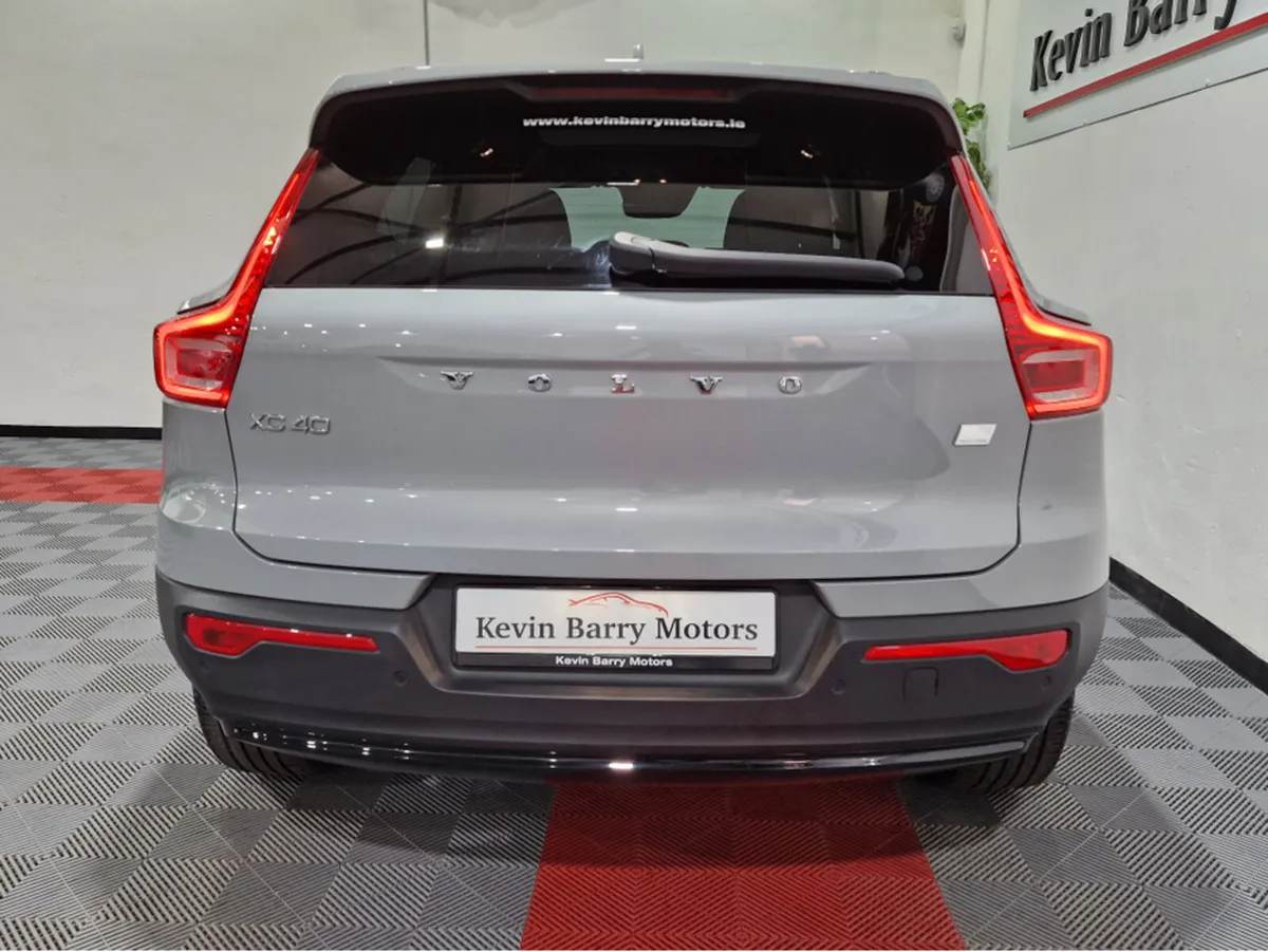 Volvo XC40 T5 RECHARGE ULTIMATE DARK (PAN ROOF) AU - Image 4