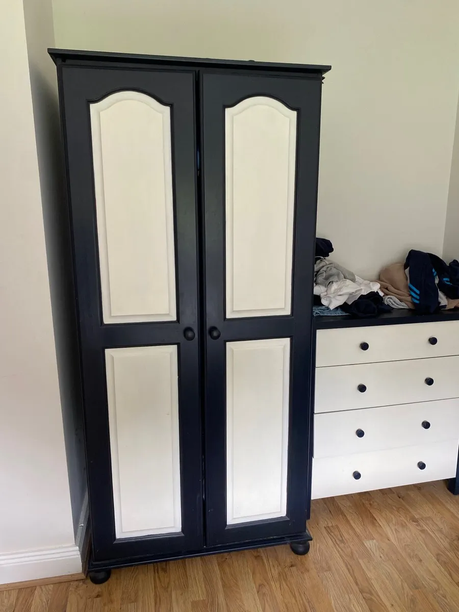 Wardrobe and chest of drawers and2 bedside lockers - Image 1