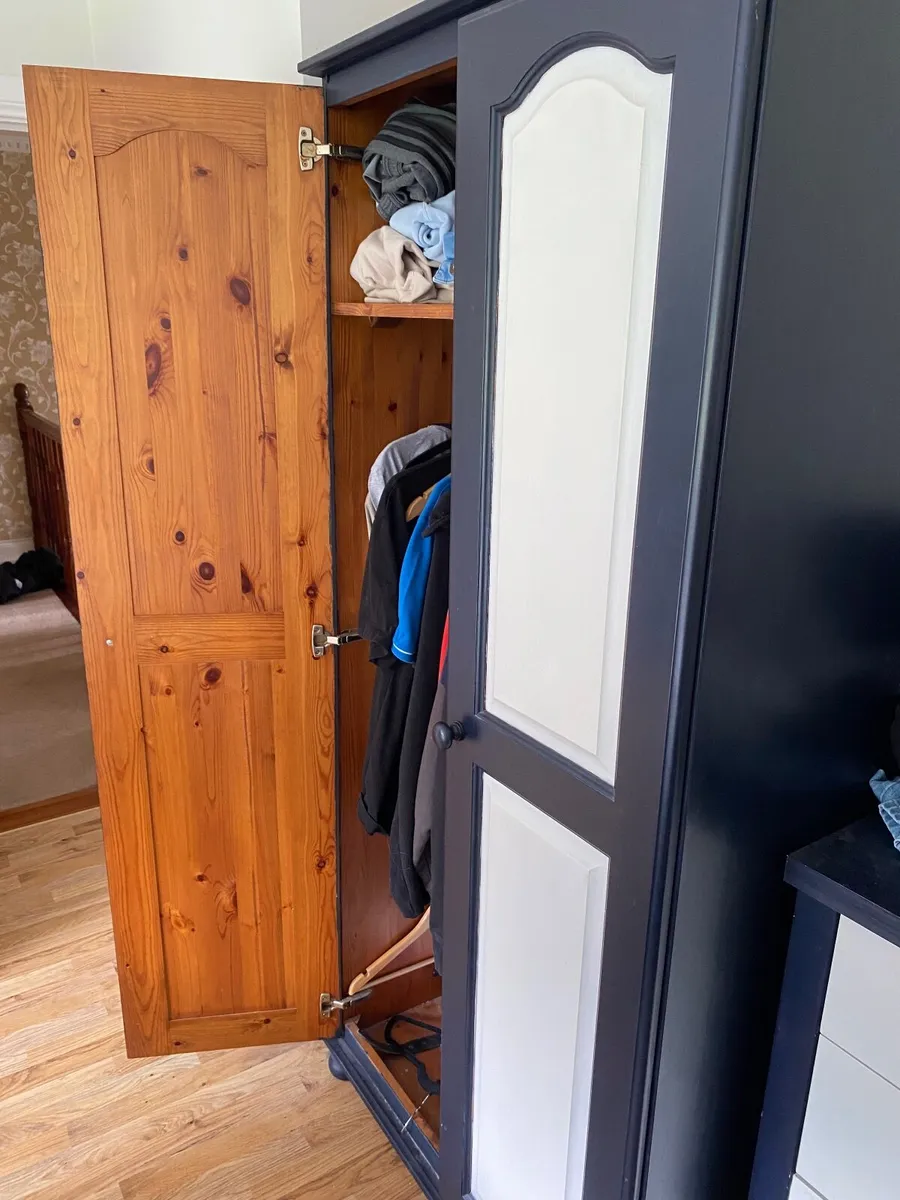 Wardrobe and chest of drawers and2 bedside lockers - Image 4