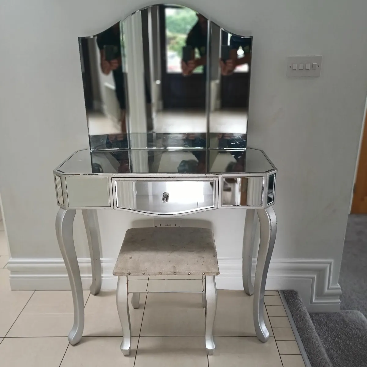 Vanity table - Image 1