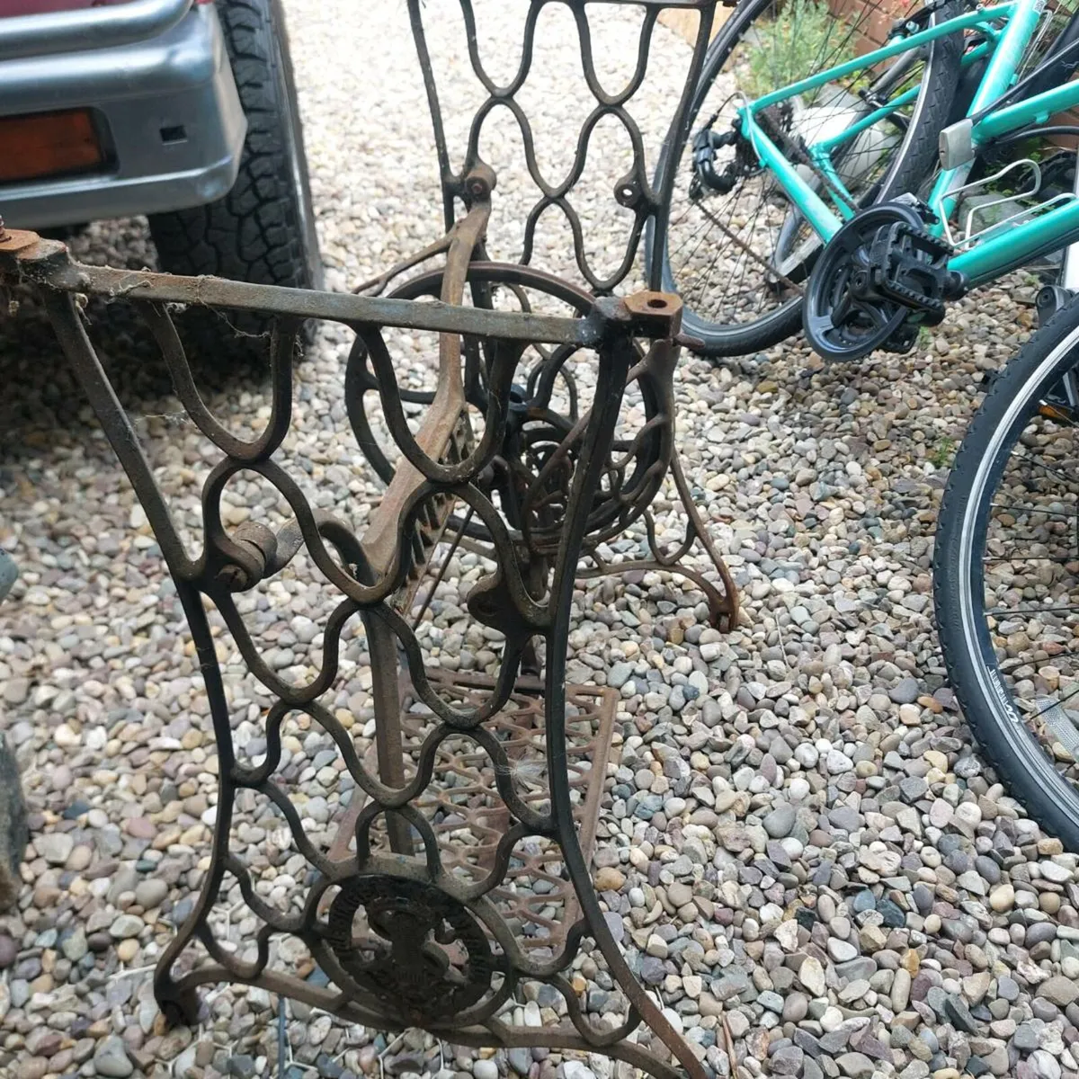 Singer sewing machine base - Image 3