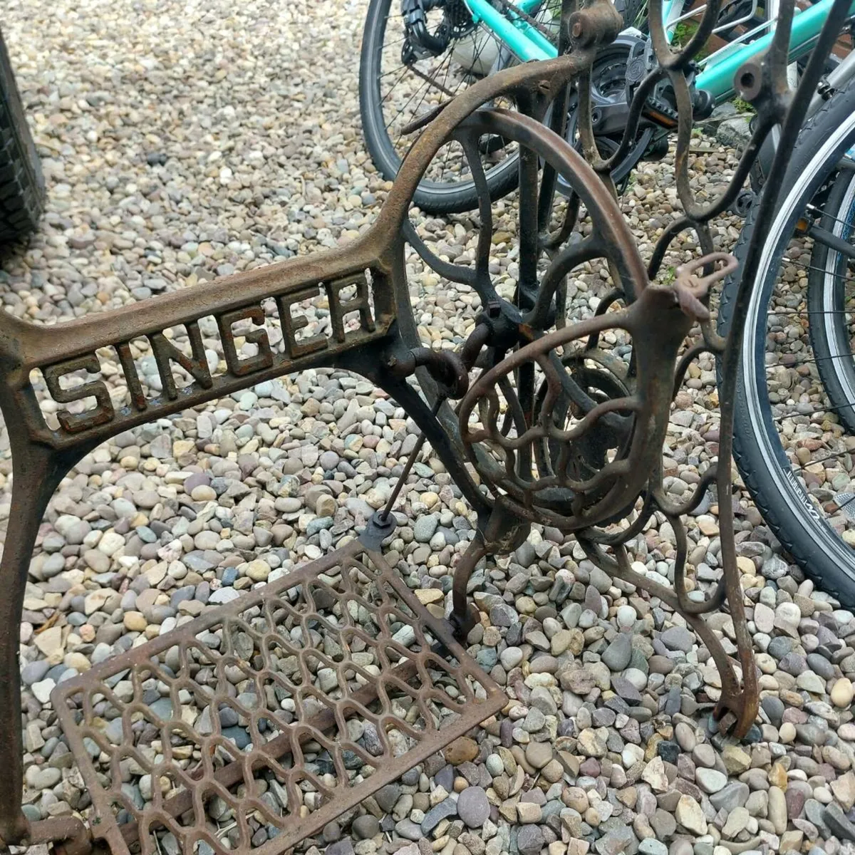 Singer sewing machine base - Image 4