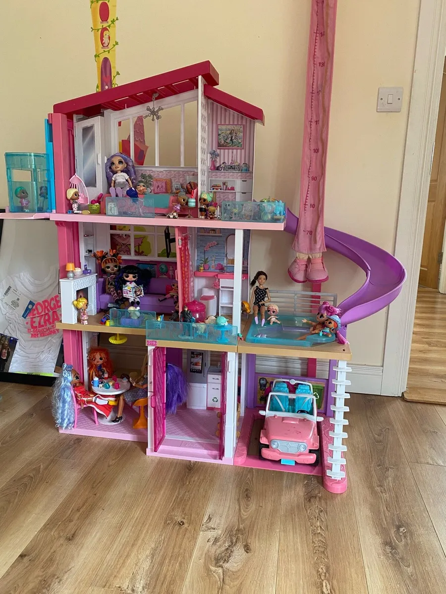 Barbie doll house with Lol dolls and accessories - Image 1