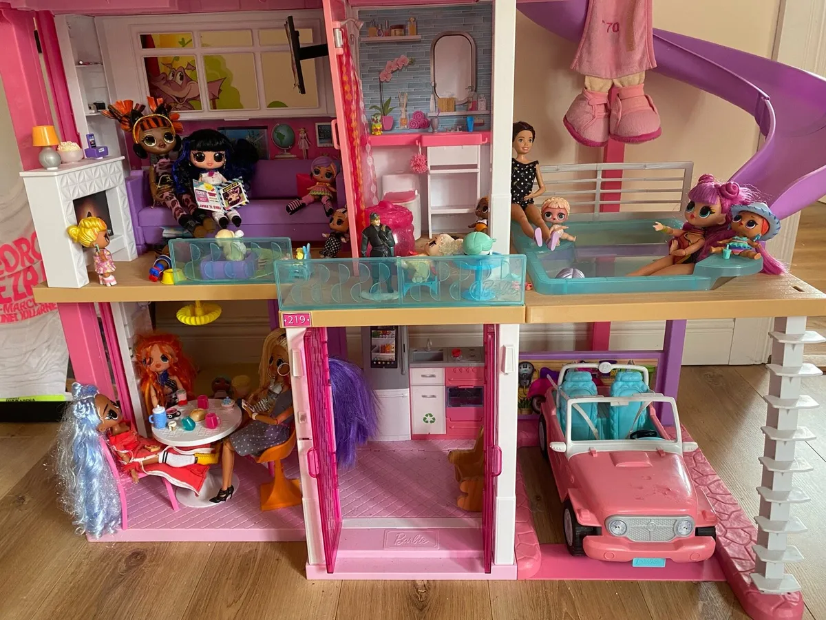 Barbie doll house with Lol dolls and accessories - Image 3